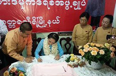 ေနျပည္ေတာ္ ဥတၱရသီရိၿမိဳ႔နယ္မွာ ၂ဝ၁၄ ခုႏွစ္ ေမလ ၂၇ ရက္ေန႔ကက်င္းပတဲ့ ပုဒ္မ ၄၃၆ ျပင္ဆင္ေရး လူထုလက္မွတ္ေရးထုိးပဲြမွာ ေဒၚေအာင္ဆန္းစုၾကည္ကိုယ္တိုင္ လာေရာက္လက္မွတ္ေရးထိုးစဥ္ Photo: Myo Thant Khaing/RFA