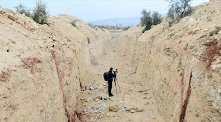 Τραπεζοειδής τάφρος στη Συρία, για την παρεμπόδιση των αρμάτων του Τουρκικού Στρατού.