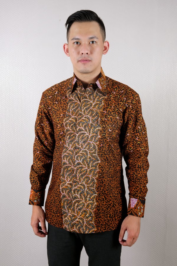 Foto gambar model  baju batik  pria  lengan  panjang  modern 