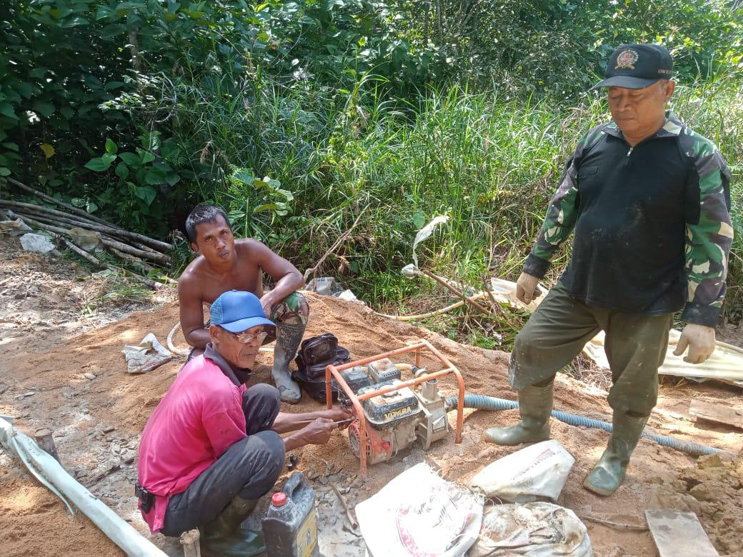 Satgas TMMD Ke-111 Dibantu Warga Desa Sentangau Jaya Perbaiki Mesin Pompa Air