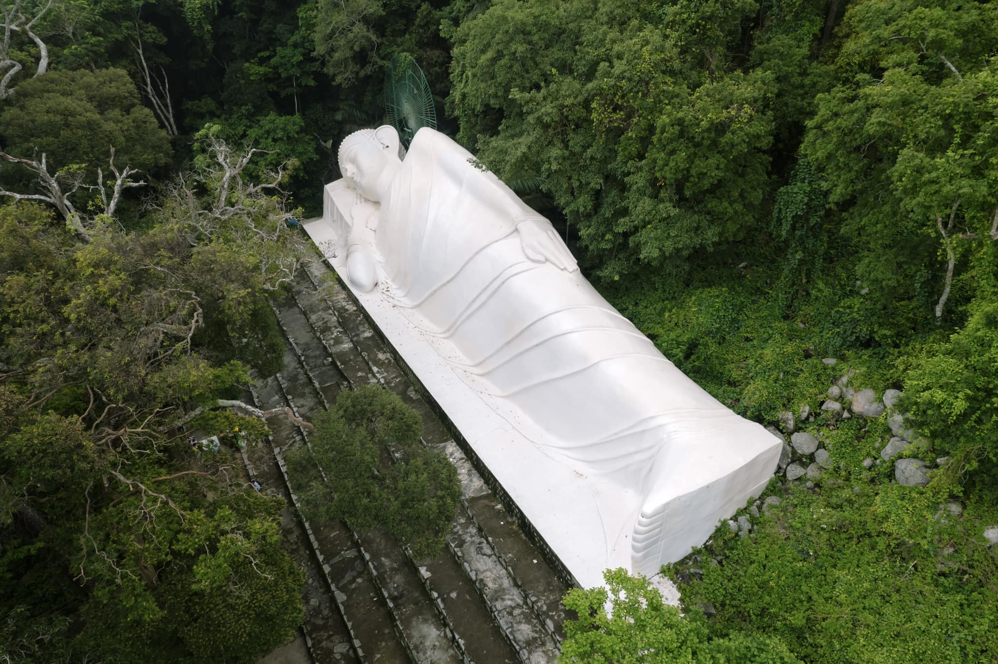 Núi Tà Cú có tượng Đức Phật Thích Ca nhập niết bàn dài 49 m, là tượng Phật nằm dài đạt kỷ lục châu Á.