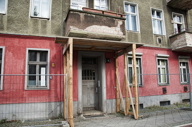 Baustelle Balkone Zementputz löst sich, Caligariplatz, Heinersdorfer Straße, 13086 Berlin, 07.04.2014