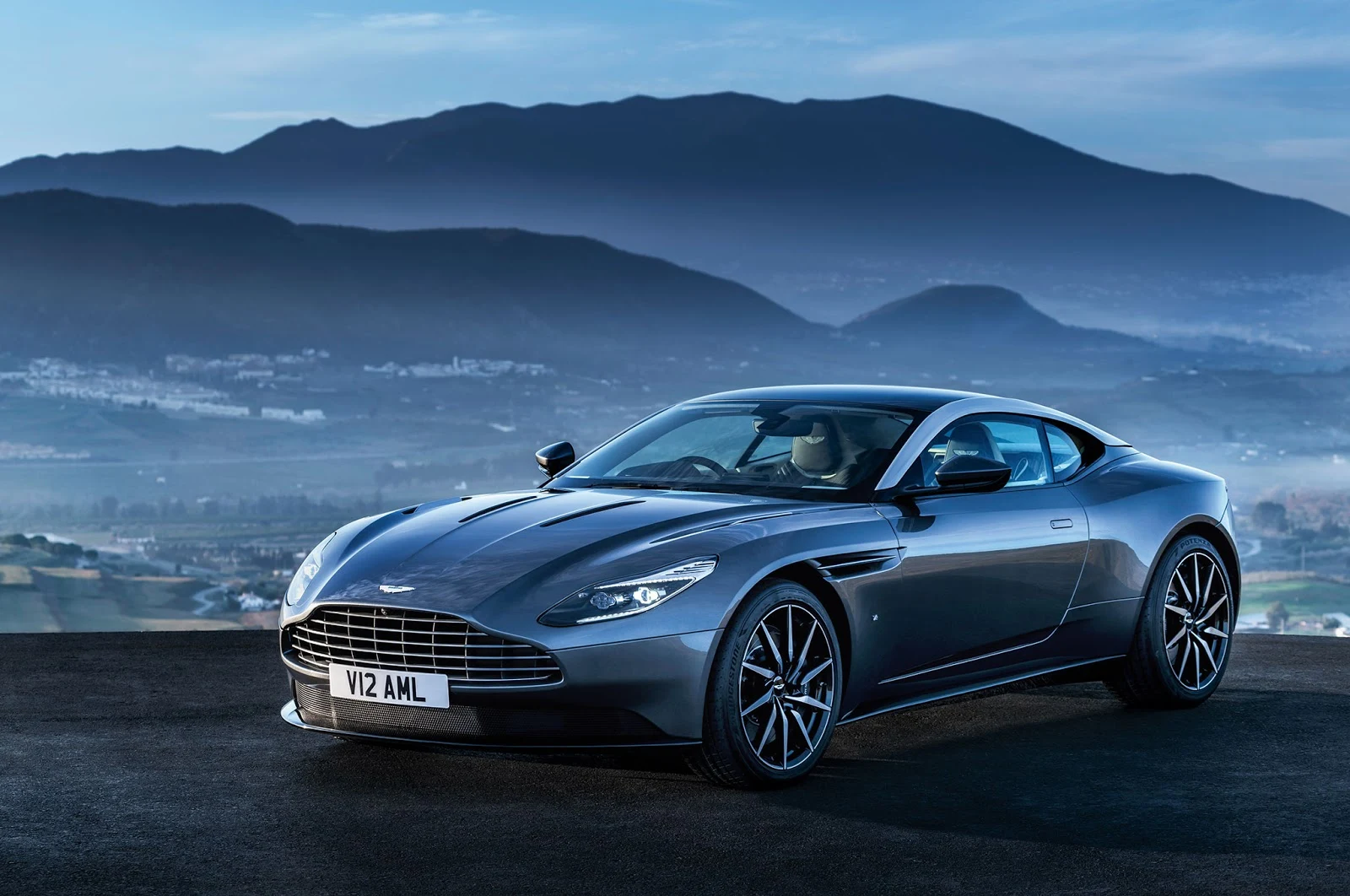 Chiêm ngưỡng siêu xe Aston Martin DB11 2017 chính thức