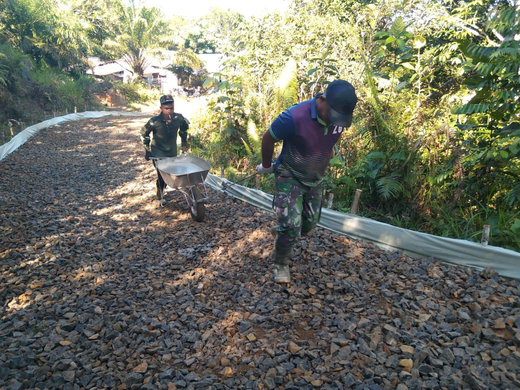 Saking Semangatnya Semen datang langsung di Geruduk Habis Ke Lokasi TMMD.