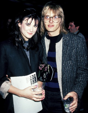 Foto de Freddy Moore y Demi Moore con un vaso en la mano