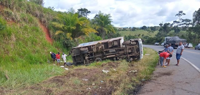 Caminhão tomba e carga é saqueada na BR-101, no entroncamento de Laje