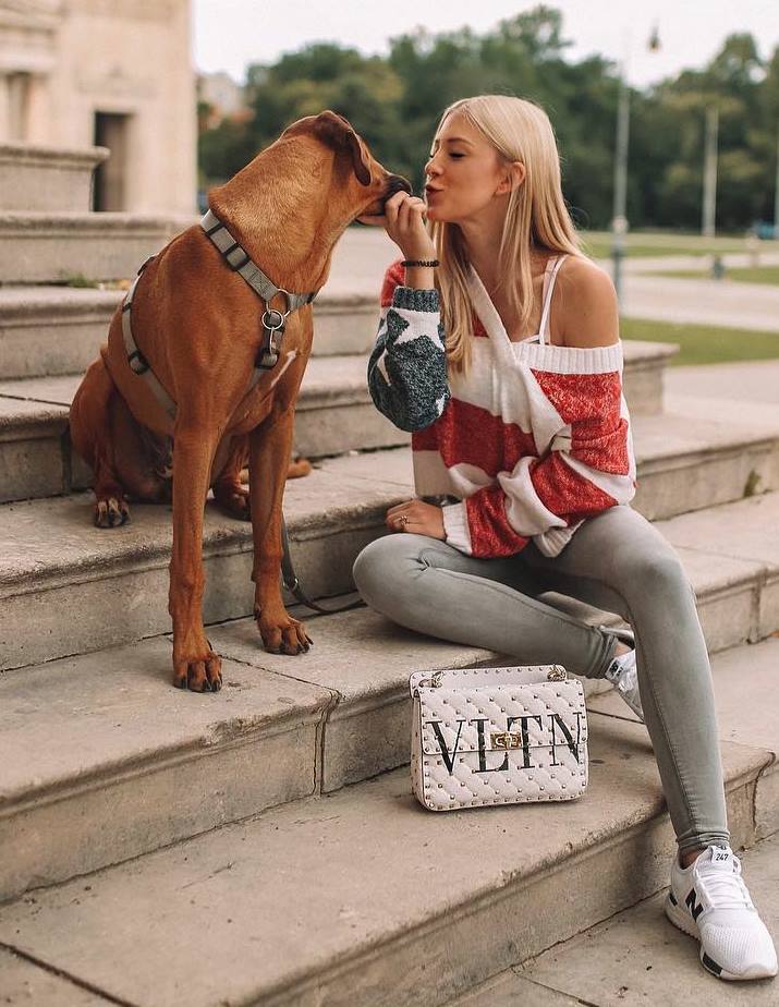 ootd_grey skinny jeans + sneakers + one shoulder sweater + white bag