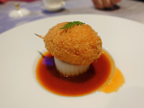 Man Wah 文華廳 Mandarin Oriental [Hong Kong, CHINA] - Upscale modern Cantonese fine-dining restaurant with a view Michelin star Central - Deep-fried crab claw coated, minced shrimp (百花炸蟹鉗)