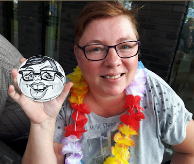 vrouw met bril kort haar en feest corsage toont bierviltje karikatuur tekening