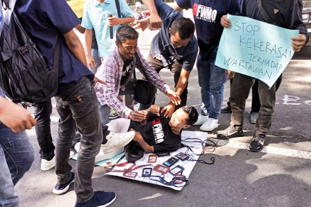 Puluhan wartawan di Lotim turun aksi kecam kekerasan pers