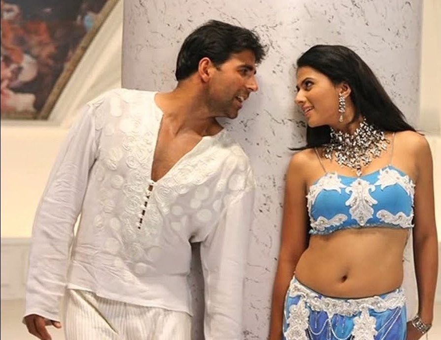 Akshay-Kumar-Neetu-Chandra-In-Garam-Masala