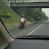 Heboh, Mengendarai Motor Emak-emak Nekad Terobos Jalan Tol Pasteur Bandung