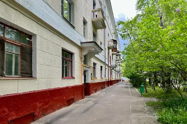 улица Говорова, проезд Толбухина, дворы, жилой дом 1934 года постройки – часть архитектурного комплекса бывшего рабочего поселка «Большая Сетунь» для рабочих предприятия «Всесоюзный институт лёгких сплавов»