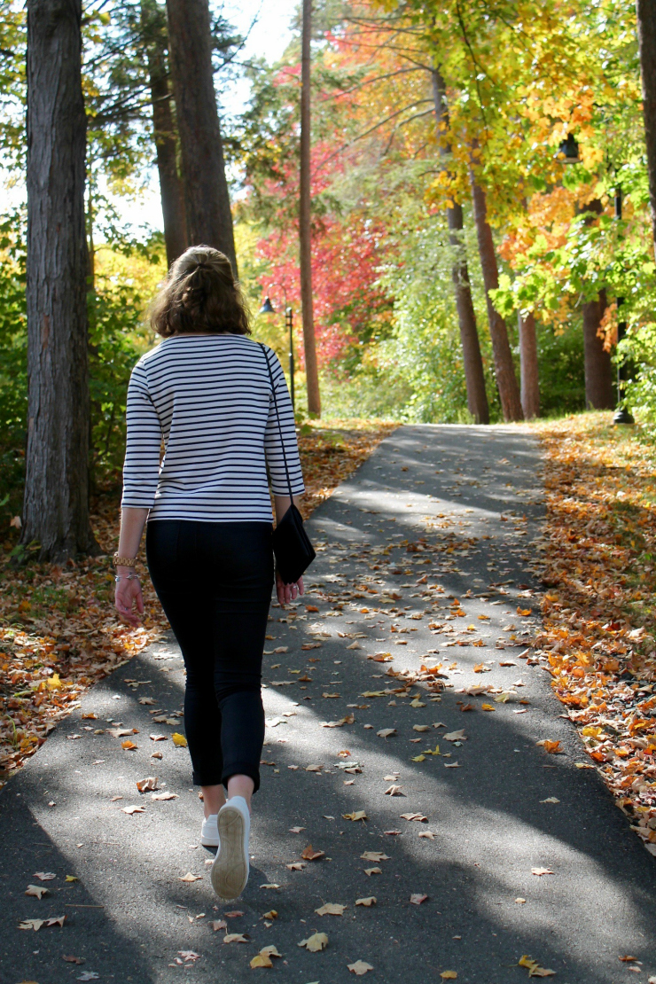 striped mariniere shirt, black jeans and white trainers for a fall look