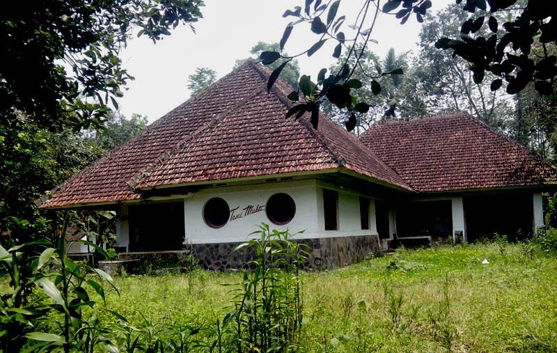 Foto Rumah Tua Antik di Pedesaan Kota Sumedang  Desain 