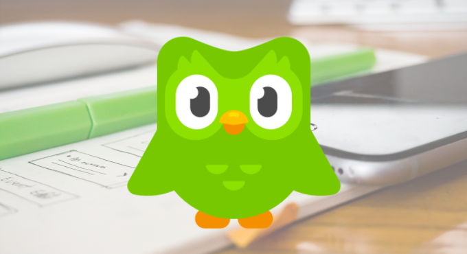 Logo Duolingo sobre foto de celular