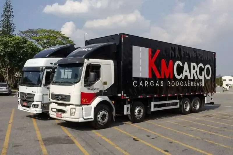 Caminhões MB Atego e Volvo VM da KM Cargo