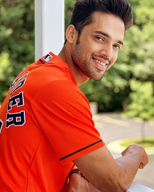 पार्थ समथान की तस्वीर जिसमे वो हास रहे है Parth Samthaan smiling