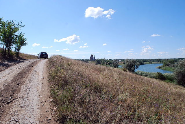 Дорога к храму. Пелагеевка, 2013 г.