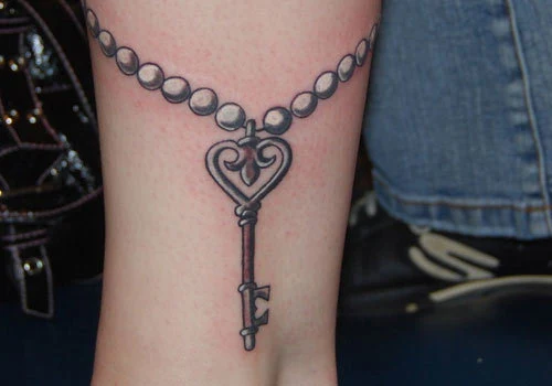 chica con tatuaje de llaves muy femenino y elegante