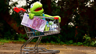 Kermit dans un cadis avec un billet de 500 euro