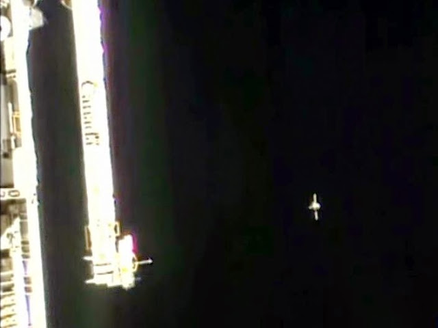 Σε πανικό στην NASA: Τεραστίων διαστάσεων άγνωστο αντικείμενο εμφανίστηκε πίσω από έναν κοντινό δορυφόρο. (Βίντεο)