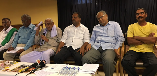 Photo 4 - Freedom Fighter Sri H S Doreswamy addressing the conference