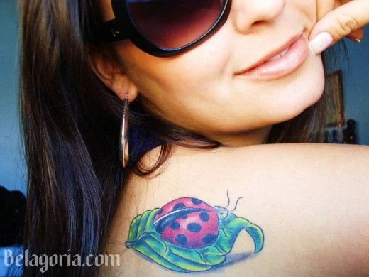 Una chica con un tatuaje de mariquita