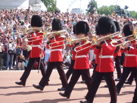 イギリス ロンドン観光案内 頑張れロンドンオリンピック パラリンピック12 バッキンガム宮殿の衛兵交代 Changing Of The Guard Buckingham Palace