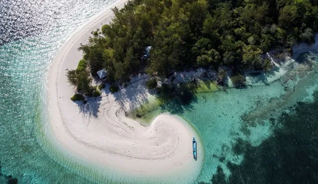 maluku menikmati keindahan pantai ora di pulau seram