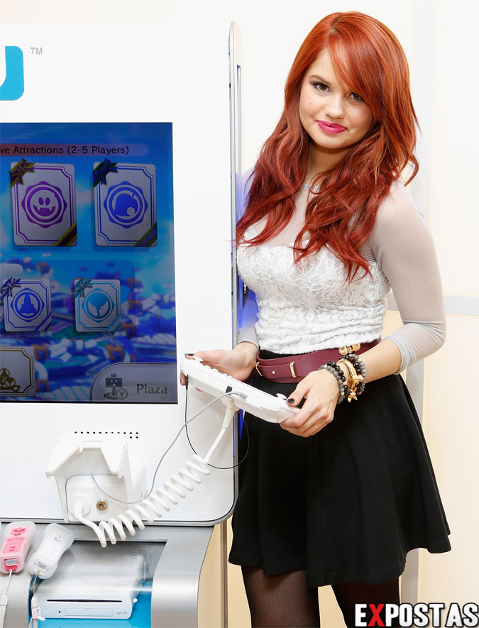 Debby Ryan: Nintendo World Store em New York - 01 de Dezembro de 2012