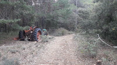 GR-7 ARBOLÍ A MONTRAL, tractor abandonat a Mont-ral al costat del Barranc de la Font Freda