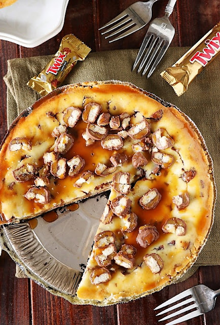 re surrounded past times creamy cheesecake inward this scrumptious  Twix Cheesecake Pie