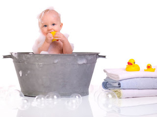 MAMA BAÑANDO A HIJO