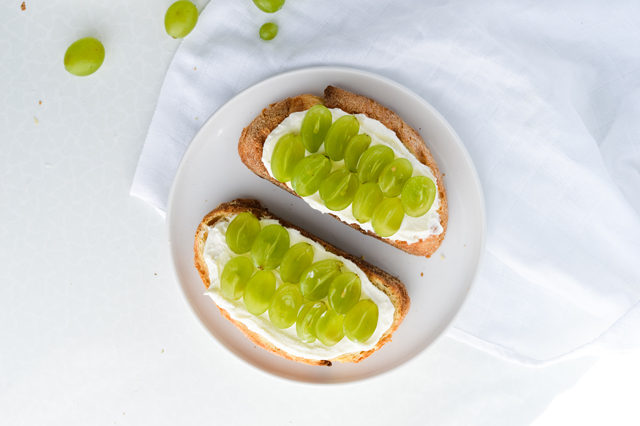 Sweet cottage cheese toast with grapes