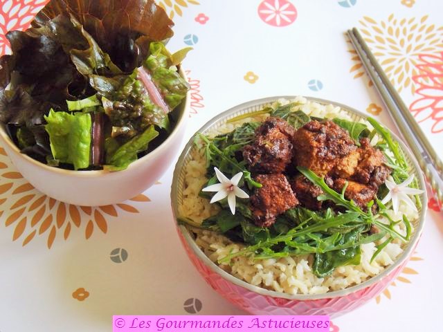 Tofu mariné à l'asiatique sur lit de verdure (Vegan)