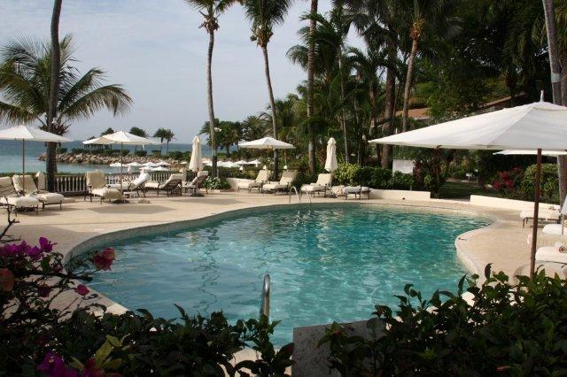 Piscina en el complejo hotelero Blue Waters en Antigua