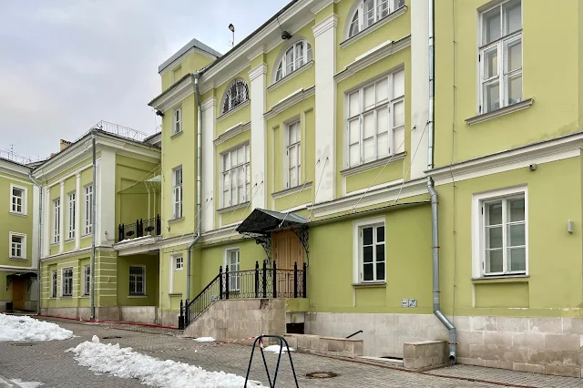 Петроверигский переулок, выставочный центр «Росизо» – главный дом бывшей усадьбы Тургеневых-Боткиных