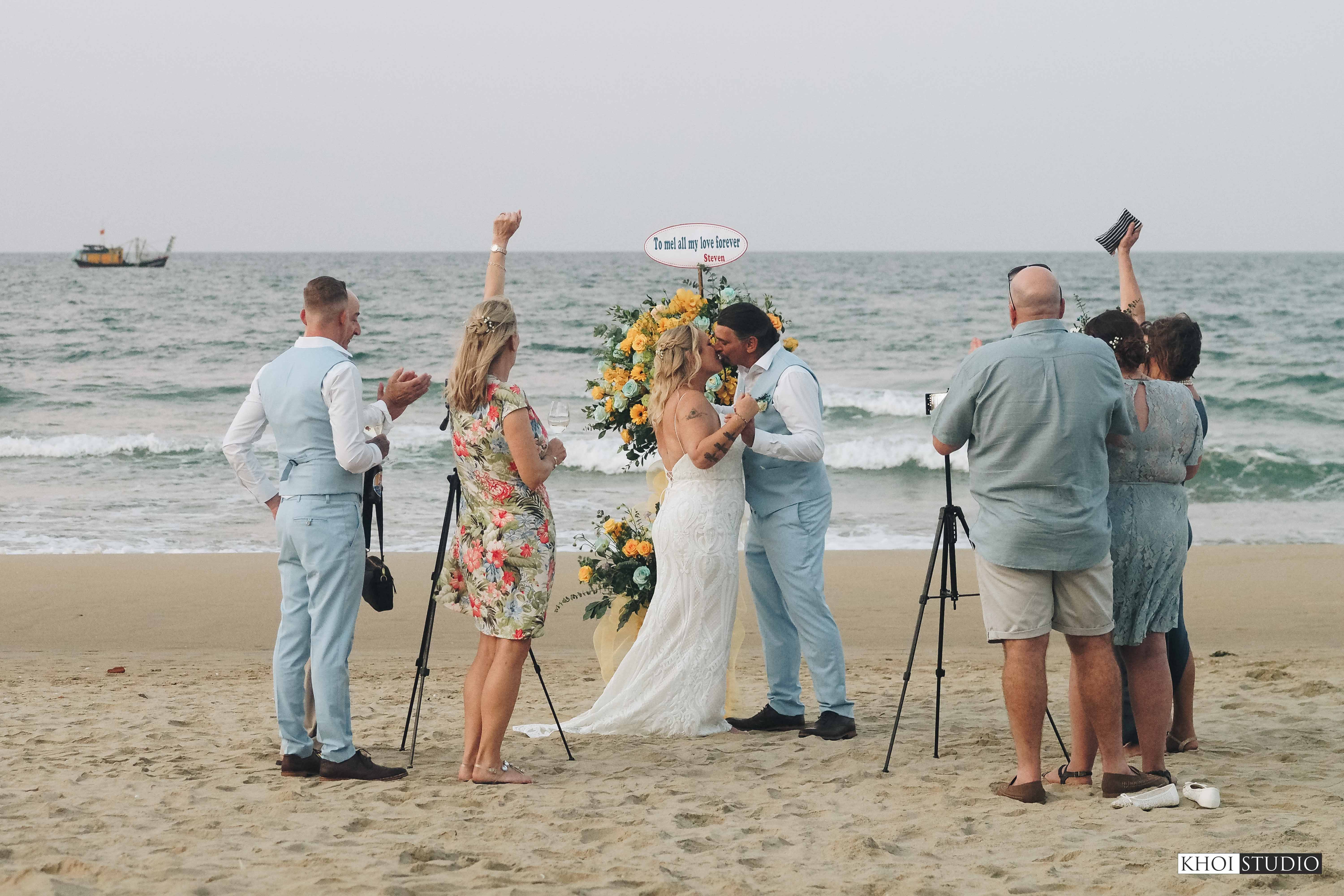 Find a wedding photographer in Da Nang & Hoi An: Organize your wedding day at An Bang beach