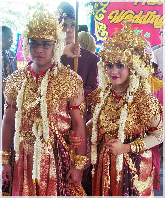 Tua Tradisionil Nusantara Busana adat  perkawinan 
