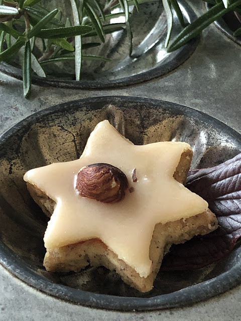 Haselnuss-Marzipan-Sterne mit Rumglasur