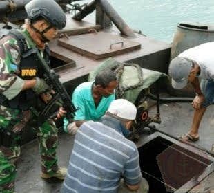 Lantamal IV Tanjungpinang Tangkap Tug Boat Tanpa Nama Bermuatan 80 Ton BBM Ilegal