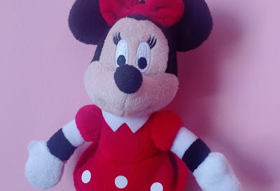 Chaveiro de pelúcia da Minnie vermelha da Disneyland Parks  15cm de altura R$ 17,00