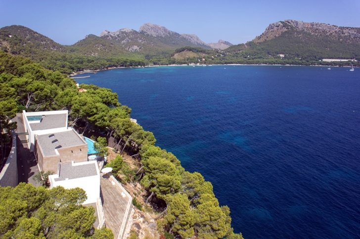 Modern mansion on the cliffs of Mallorca with sea 