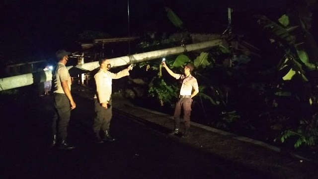 Tanah Tergerus Aliran Air Deras ,Tiang Listrik Retak Dan Roboh Melintang Dijalan