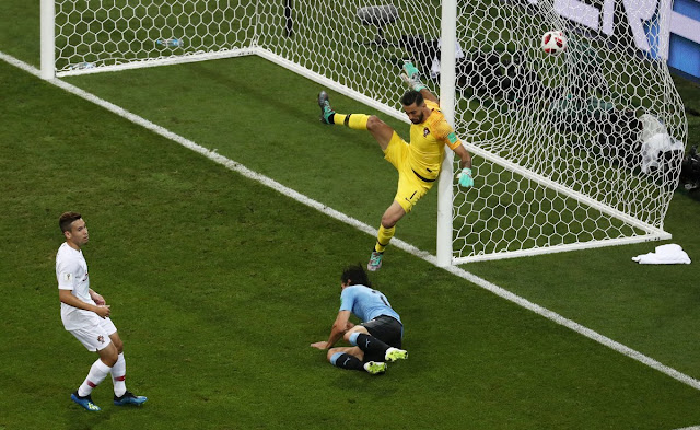 Edinson Cavani scores header for Uruguay vs Portugal