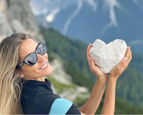 Elena Santarelli in montagna pietra a forma di cuore