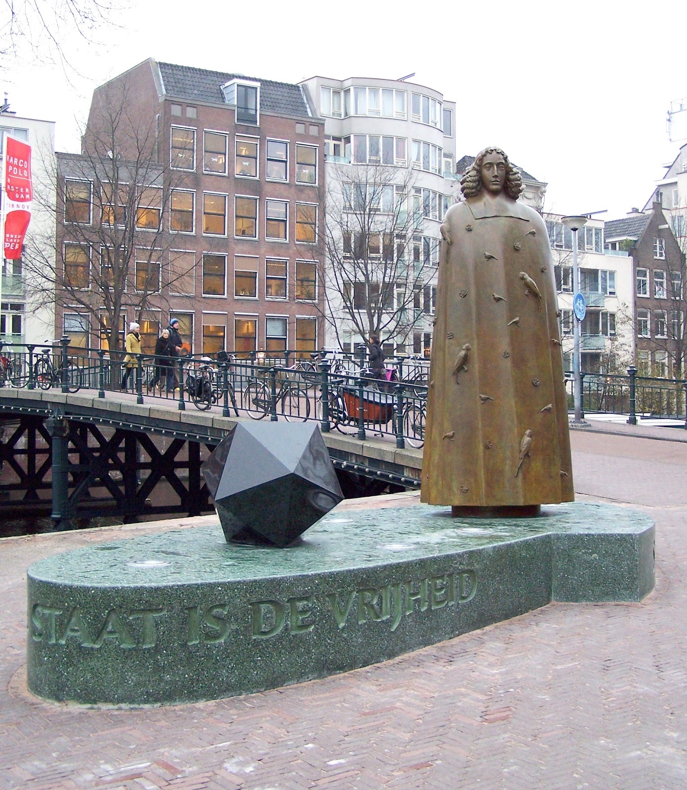 アムステルダムのズワーネンブルグワルのニコラス・ディング作成のバルーフ・デ・スピノザの彫像