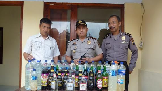 Polsek Tingkir “Kukuti” Puluhan Botol Miras