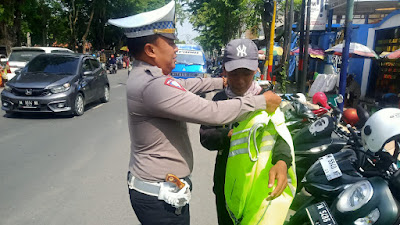 Ciptakan Kamseltibcar Lantas: Rompi dan Kopi Gratis untuk Pengguna Jalan dari Polres Sampang